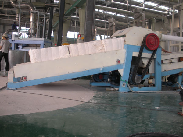 我公司生產的大型開棉機與第三代仿德精制棉粉碎機配套生產