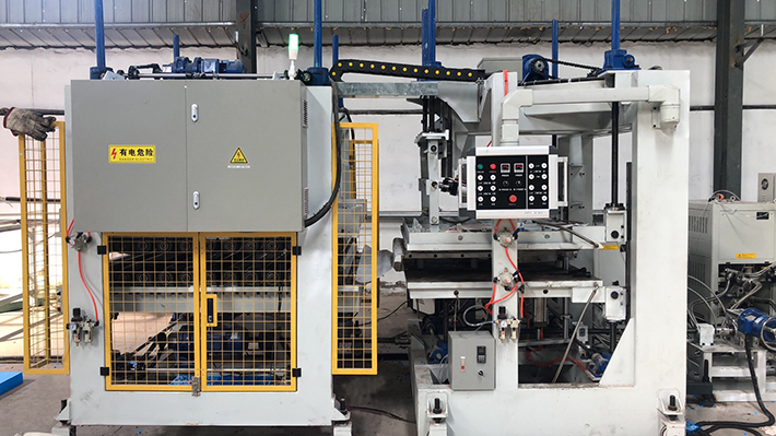 710多輥牽引和夾板機.jpg 710多輥牽引和夾板機.jpg